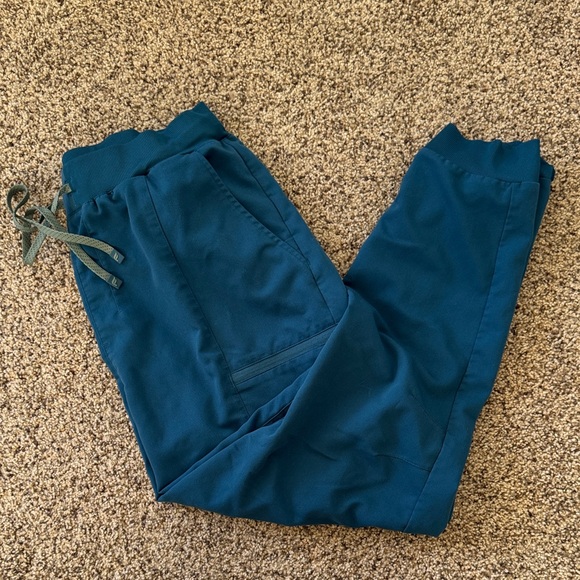 Fabletics Scrub Set - Picture 3 of 3